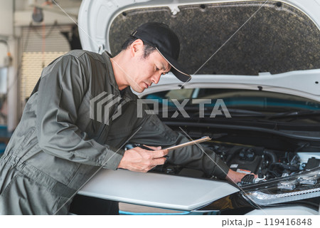 自動車のエンジンルームをチェックする自動車整備士・受け入れ検査(車検・定期点検) 自動車のエンジンルームをチェックする自動車整備士・受け入れ検査(車検・定期点検) 119416848