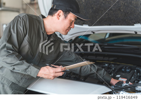 自動車のエンジンルームをチェックする自動車整備士・受け入れ検査(車検・定期点検) 自動車のエンジンルームをチェックする自動車整備士・受け入れ検査(車検・定期点検) 119416849