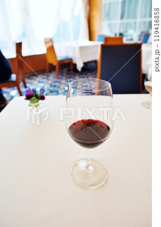 レストランの赤ワイン 119416858