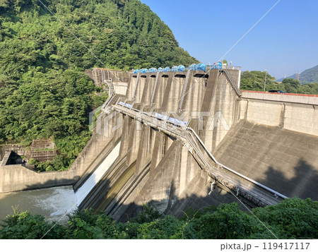 放流中の城山ダム　神奈川県　相模原市 119417117