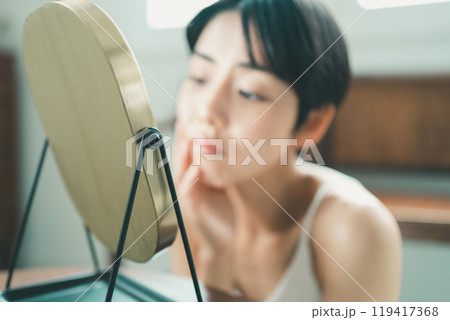 肌トラブルに悩む若い女性 肌トラブルに悩む若い女性 119417368
