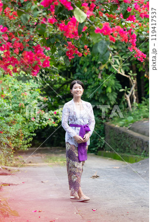 バリ島の民族衣装(クバヤ)を着た日本人女性 バリ島の民族衣装(クバヤ)を着た日本人女性 119417537