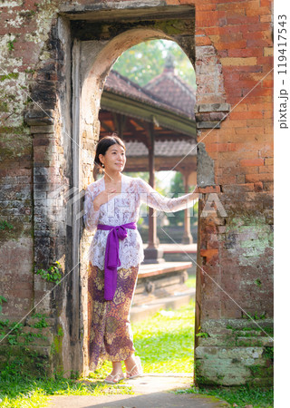 バリ島の民族衣装(クバヤ)を着た日本人女性 119417543