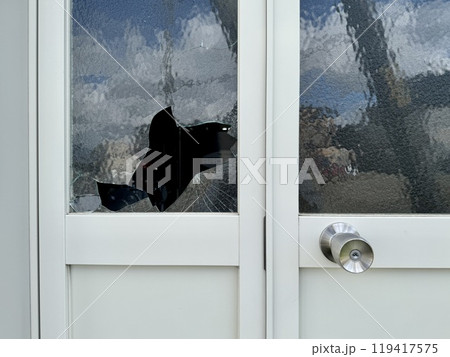 割れた窓ガラス 119417575