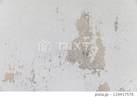 風化して塗装の剥がれた外壁 119417578