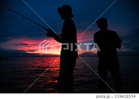 海で釣りをする男性 海で釣りをする男性 119418334