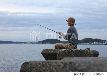海で釣りをする男性 119418617