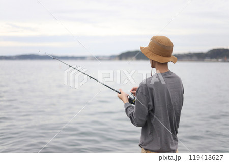 海で釣りをする男性 119418627