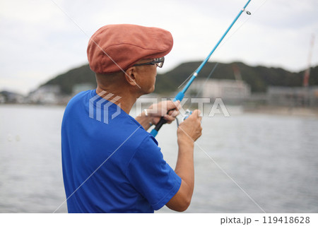 海で釣りをする男性 海で釣りをする男性 119418628