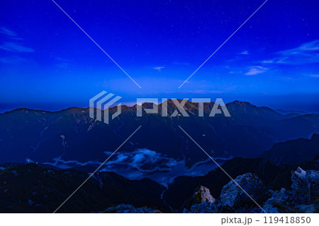 針ノ木岳から立山連峰の夜空 119418850