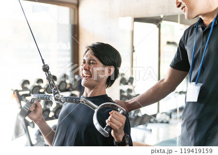 ジム・パーソナルジムのマンツーマン指導で追い込む・効かせるアジア人男性とトレーナーの男性 ジム・パーソナルジムのマンツーマン指導で追い込む・効かせるアジア人男性とトレーナーの男性 119419159