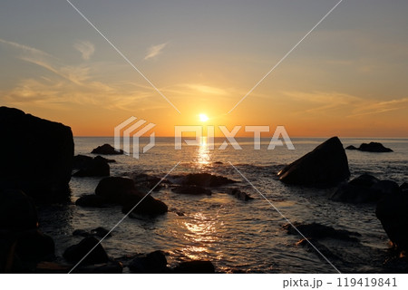 羽根岬　海岸から夕日を眺める　秋　（高知県　室戸市） 119419841