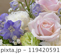 パステルカラーのフラワーアレンジメント 119420591