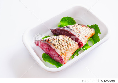 パック入り鯉の輪切り 119420596