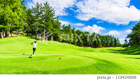 ゴルフ を プレー する 日本人 女性 ゴルファー 【 夏 秋 golf の イメージ 】 ゴルフ を プレー する 日本人 女性 ゴルファー 【 夏 秋 golf の イメージ 】 119420806