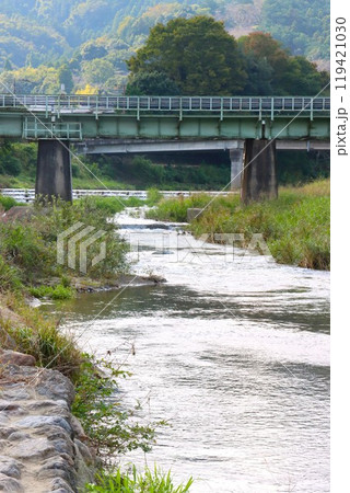 越生町の清流の上に架かる鉄橋の風景 越生町の清流の上に架かる鉄橋の風景 119421030