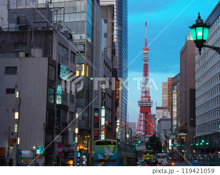 東京タワーを望む六本木の夕景 都市景観(2023年7月) 東京タワーを望む六本木の夕景 都市景観(2023年7月) 119421059