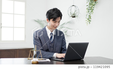 パソコンで調査をするビジネスマン パソコンで調査をするビジネスマン 119421095