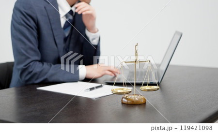 パソコンで調査をするビジネスマンの手元 パソコンで調査をするビジネスマンの手元 119421098