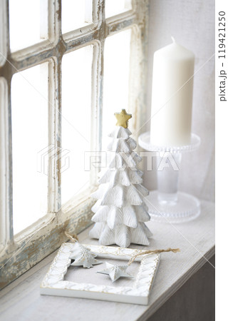 アンティークな窓辺に置かれたクリスマスツリー 119421250