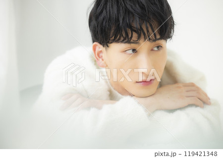 白いニットの男性 119421348