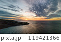 美しい海岸の夕日 119421366