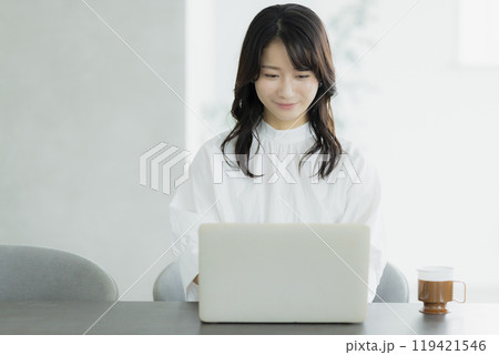 リビングでパソコンを使う女性 リビングでパソコンを使う女性 119421546