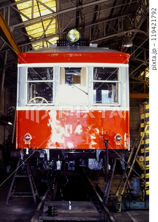 箱根登山鉄道、モハ3形114号車の正面、入生田車庫で検修中、1981