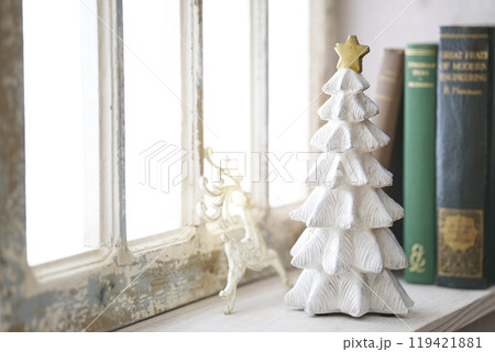 アンティークな窓辺に置かれたクリスマスツリー アンティークな窓辺に置かれたクリスマスツリー 119421881