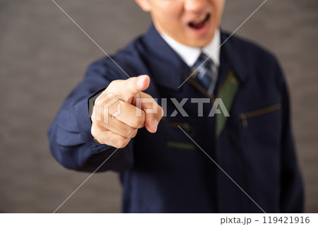 パワハラをする作業着姿のミドル男性ビジネスマン 119421916