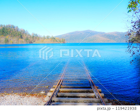 北海道の絶景 十勝然別湖の湖底線路 北海道の絶景 十勝然別湖の湖底線路 119421938