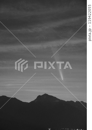 山並みと彗星　紫金山・アトラス彗星 119422055