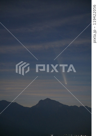 山並みと彗星　紫金山・アトラス彗星 119422056