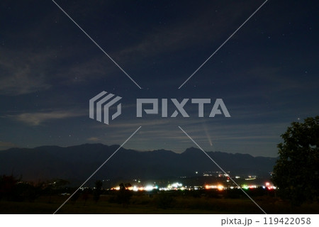 山並みと彗星　紫金山・アトラス彗星 119422058