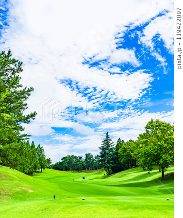 夏 から 秋 の 青空 と ゴルフ場 【 アウトドア レジャー の イメージ 】 119422097