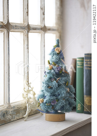アンティークな窓辺に置かれたクリスマスツリー 119422117