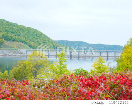 北海道の絶景 秋のオタルナイ湖 朝里ダム風景 119422193