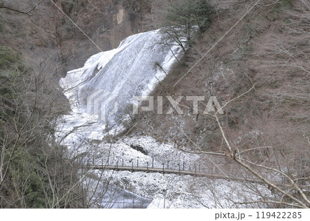 凍結した真冬の「袋田の滝」と、つり橋 119422285