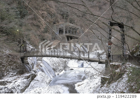 凍結した真冬の「袋田の滝」近くのつり橋と観瀑台 119422289
