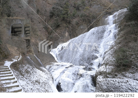 凍結した真冬の「袋田の滝」と観瀑台 119422292