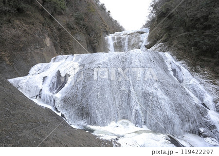 観瀑台から間近に見る、凍結した真冬の「袋田の滝」 119422297