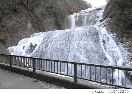 観瀑台から間近に見る、凍結した真冬の「袋田の滝」 119422299
