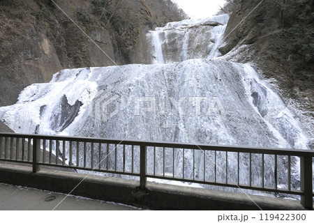 観瀑台から間近に見る、凍結した真冬の「袋田の滝」 119422300
