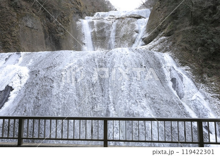観瀑台から間近に見る、凍結した真冬の「袋田の滝」 119422301