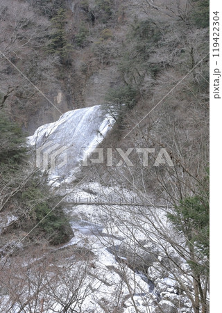 凍結した真冬の「袋田の滝」と、つり橋 凍結した真冬の「袋田の滝」と、つり橋 119422304
