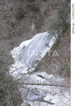 凍結した真冬の「袋田の滝」と、つり橋 凍結した真冬の「袋田の滝」と、つり橋 119422306