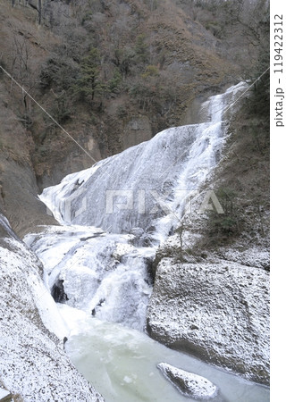 凍結した真冬の「袋田の滝」 119422312