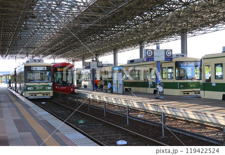 広島電鉄の「広島港」駅、ホームに停車中の車両 119422524