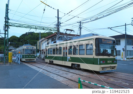 弘場電鉄の江波車庫、遮断機の無い踏切を通過する車両 119422525
