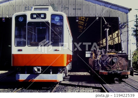 箱根登山鉄道、1000形1002と無蓋荷物電車ム1の並び、入生田車庫、1981年10月25日 箱根登山鉄道、1000形1002と無蓋荷物電車ム1の並び、入生田車庫、1981年10月25日 119422539